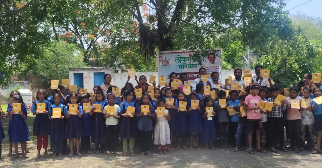शिक्षण हीच समाज परिवर्तनाची खरी ताकद आहे. या विश्वासातून विश्वमंगल मराठी फाऊंडेशन तर्फे चिखर्डे येथील जिल्हा परिषद शाळेतील विद्यार्थ्यांना वह्यांचे वाटप करण्यात आले.